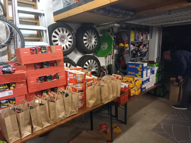 Gemeinsames packen der Sankt Matins Tüten für die Schule