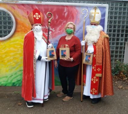 Obligatorische Tütenübergabe der beiden Sankt Matine Werner Klinder (Rosellen) und Oliver Fink (Schlicherum) an die Schulleitung